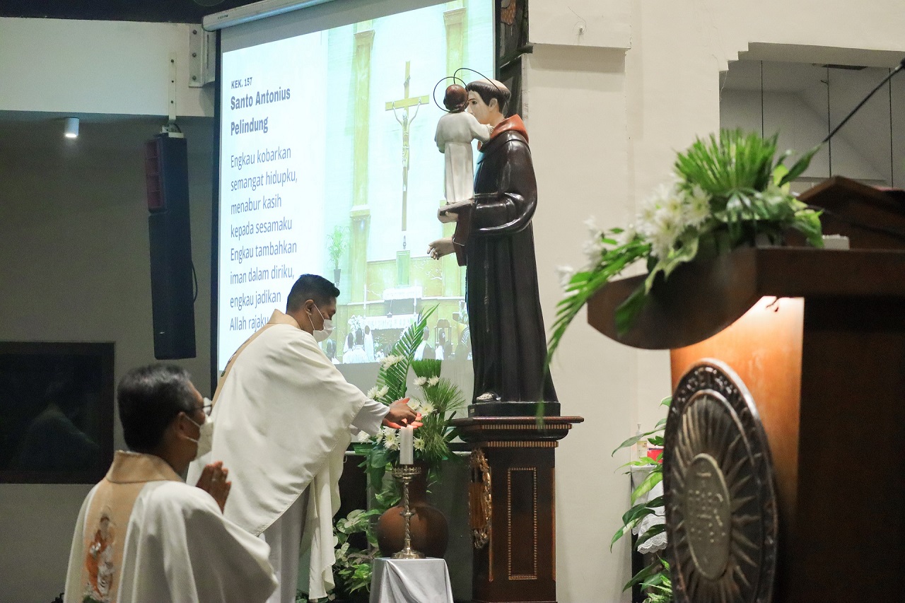 patung santo antonius